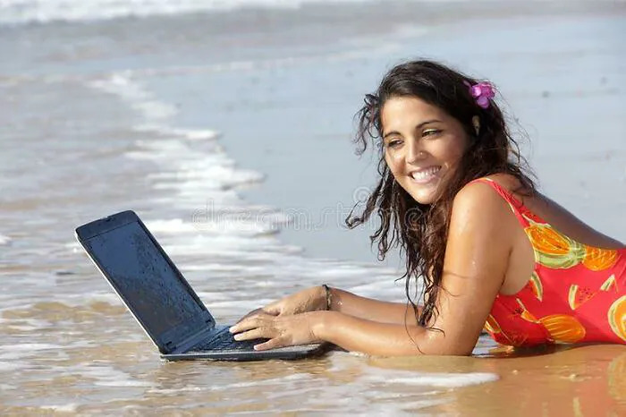 idiotka kąpie laptopa w morzu